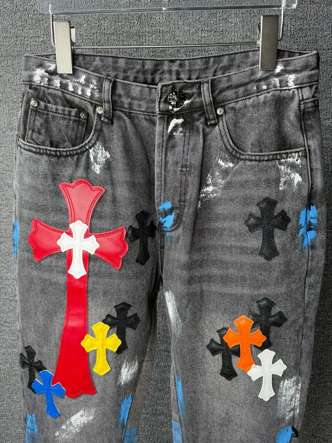 P280 💰 (Top version) GALLERY DEPT & Chrome hearts washed jeans with blue, yellow, black and white multi-color stitching, which truly restores the ultimate texture of Vintage. Three-dimensional version. Loose and comfortable, not picky about the figure. Makes taller and slimmer. Seiko factory. Original quality control. Same style for men and women. Can be matched with couples. Versatile recommendation. Must-have jeans for all seasons. Fashionistas have been disappointed. From the quality selection of fabrics, the tailoring of details, and the matching of patterns, they are all impeccable! The upper body is so handsome when worn...it can be easily worn by men, women and children! The craftsmanship is made of heavy-duty washed pure cotton denim fabric. After washing, it is soft and thick. It is very stylish when worn on the body. Color: black Size: 28-30-32-34-36 (corresponding to S-M-L-XL-XXL)